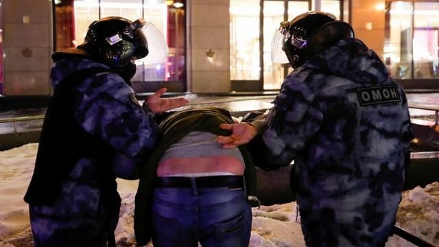 俄罗斯警察在莫斯科拘留一名男子（2021年2月2日）