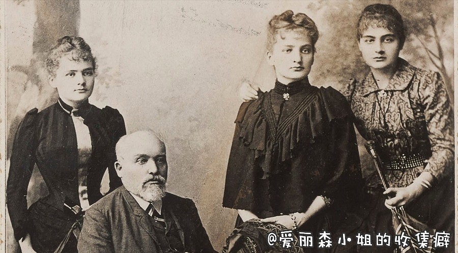 斯克洛多夫斯卡三姐妹和父亲，玛利亚（左）姐姐布罗尼斯拉瓦（中间）和姐姐海伦娜（右），摄于1890年