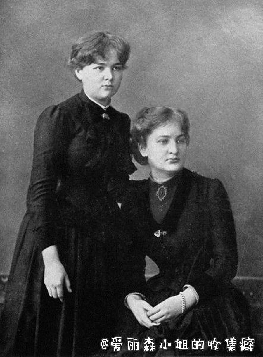 玛利亚（左）和姐姐罗尼斯拉瓦，摄于1886年。