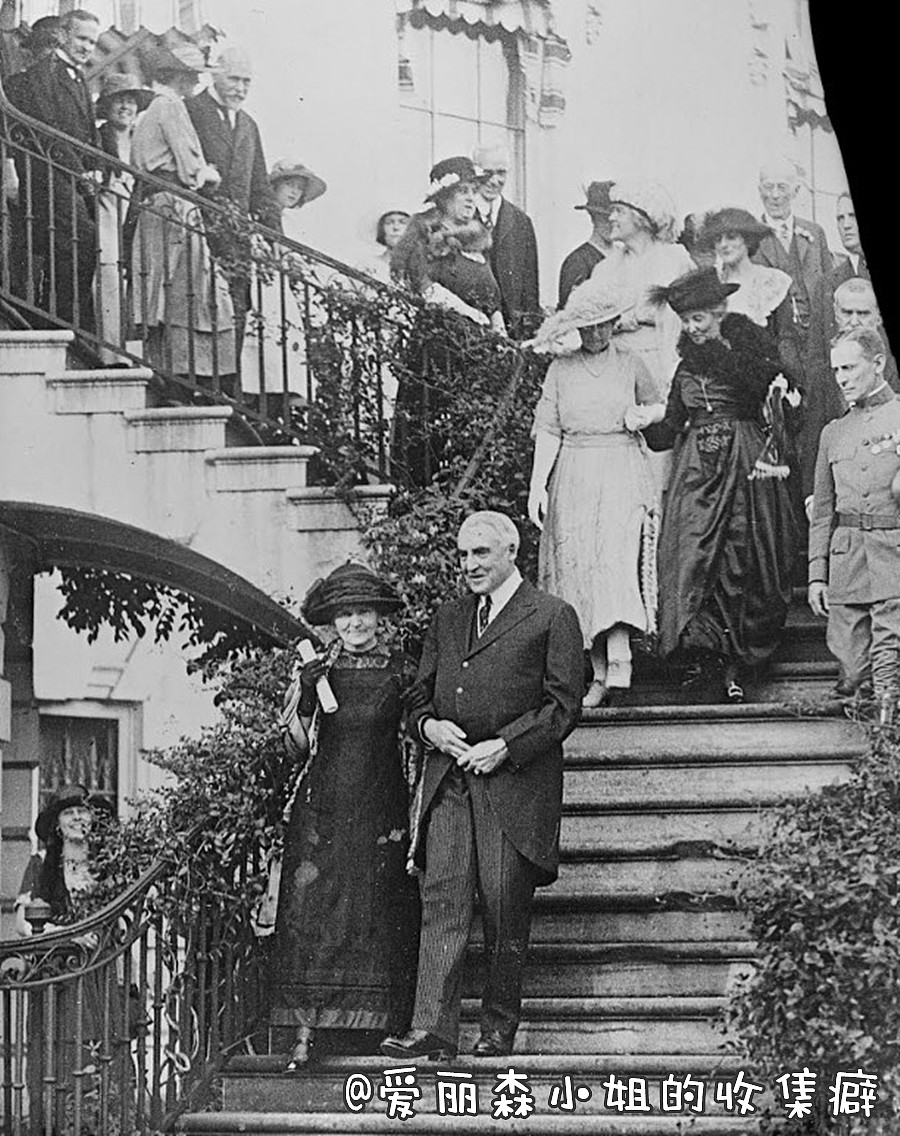 居里夫人与美国总统沃伦·盖玛利尔·哈定，摄于1921年。