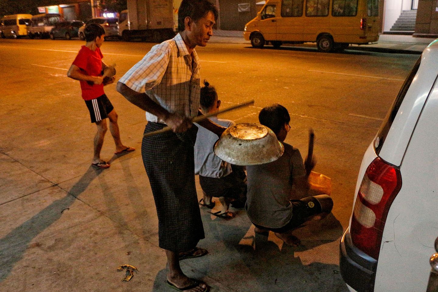 中国媒体称，有十多万民众参与了这一活动，仰光等地的很多街道和小区敲击声响成一片。而一些无法举行敲击活动的民众，则以烛火代替。（Getty）