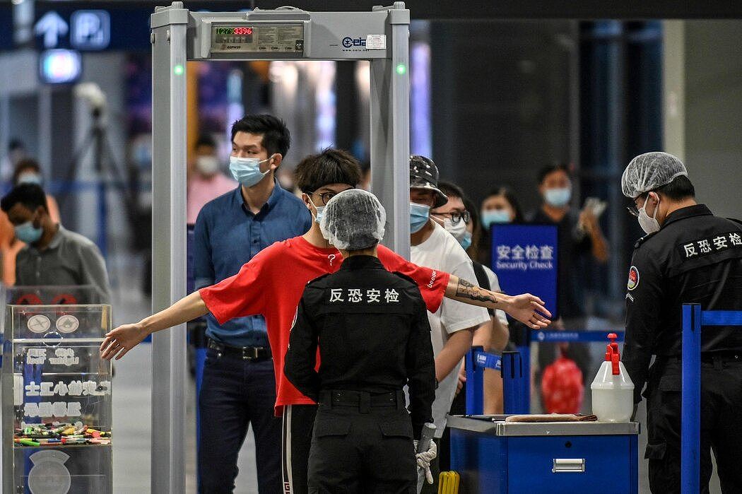 上海浦东国际机场。机场官员告诉杨茂东，不会让他登机，因为他被认为是“国家安全风险”。