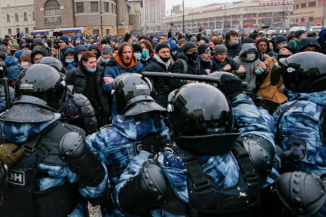 周日，莫斯科的抗议者。政治异见的强烈表达迎来的是越来越多的武力镇压。