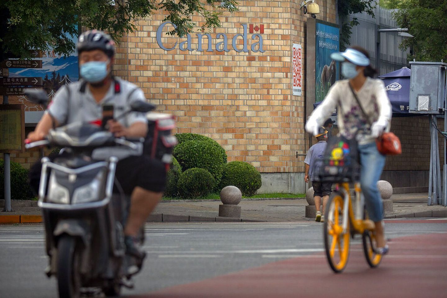 自孟晚舟在加拿大被捕后，中加两国的关系日益紧张。图为中国民众骑车路过加拿大驻华大使馆。（AP）