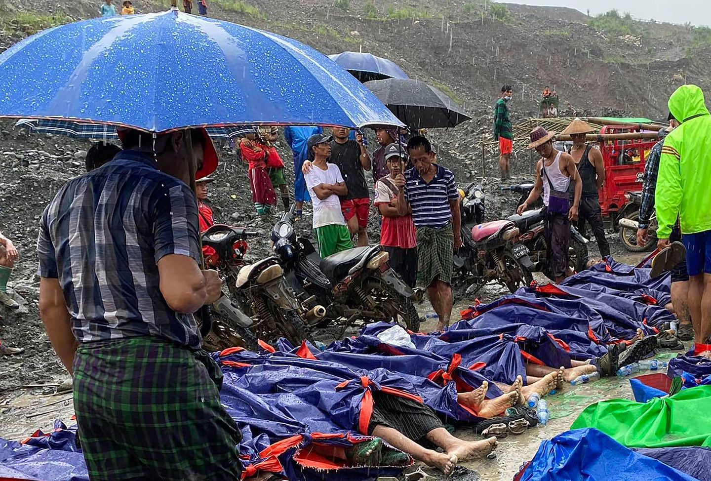 到7月，缅北克钦邦的传统玉石矿区帕敢发生重大地质灾害，这对于以玉石加工为生的帕敢地区可算雪上加霜。（美联社）