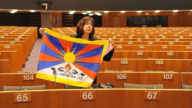 An unidentified European Parliament deputy lays a Tibetan flag in front of her on March 26, 2008, during a session of the European parliament in Brussels.