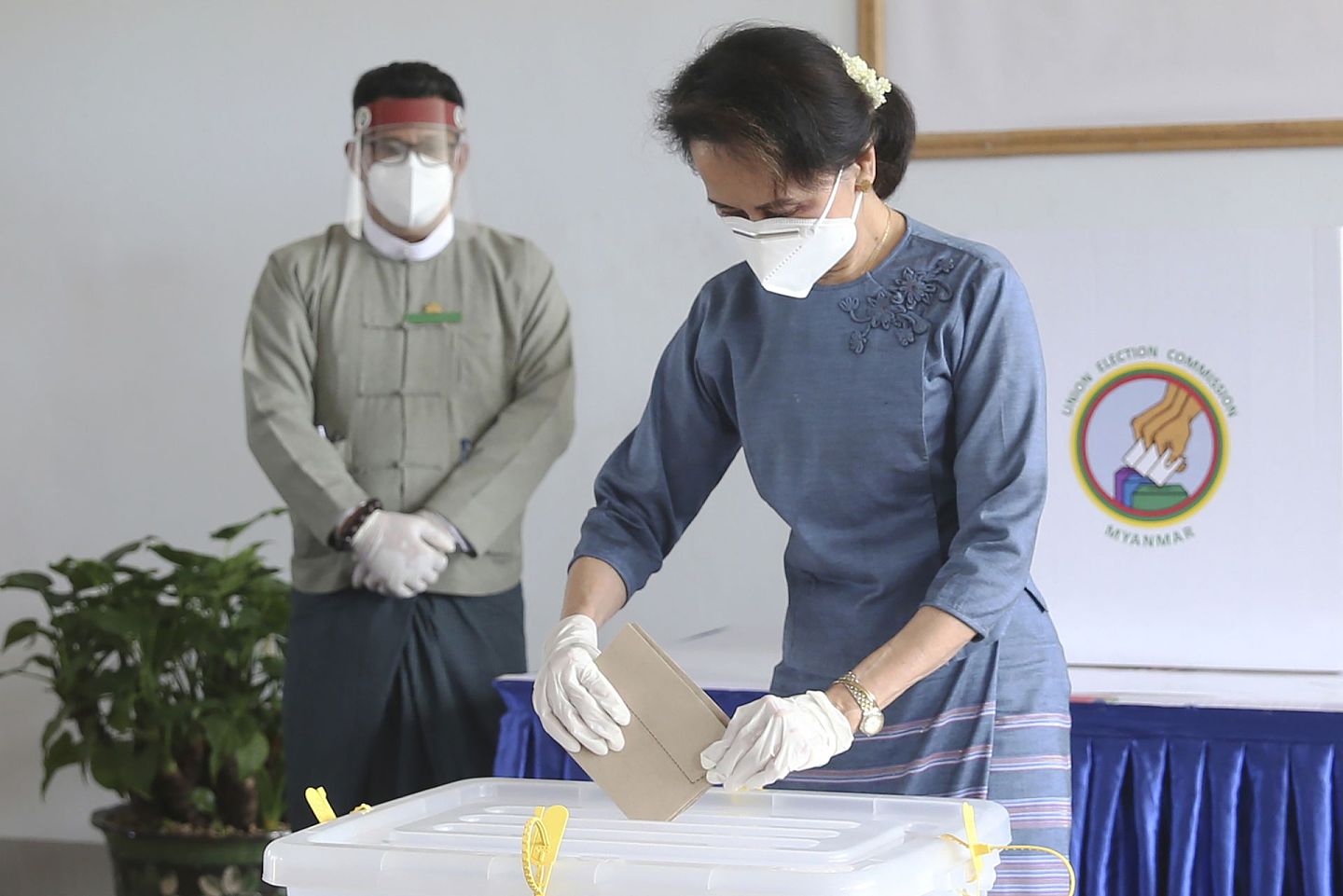 2020年10月29日，缅甸领导人昂山素季（右）在缅甸内比都的联邦选举委员会办公室提前投票。（AP）