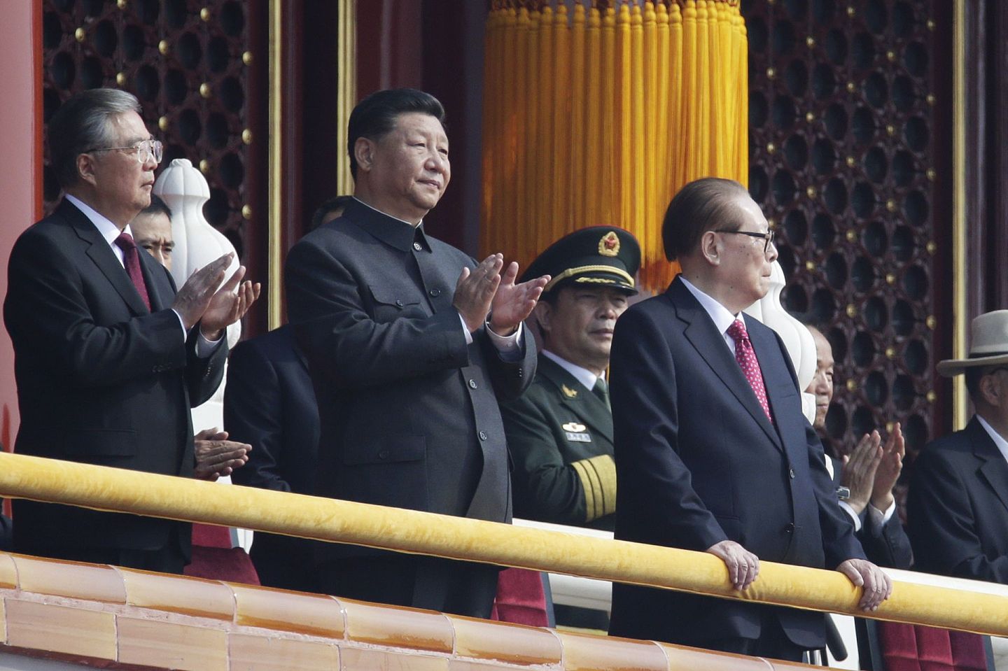 2019年10月1日，中共建政70周年阅兵式在北京举行，习近平在前中共领导人江泽民旁边鼓掌。（路透社）