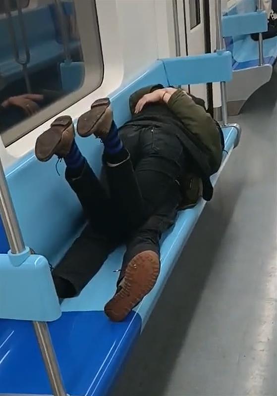 上海地铁上一对男女睡在座椅上“亲热”，全然不顾其他乘客感受（视频/图） - 1