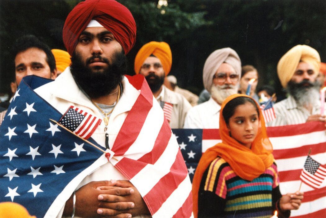 李扬国一张比较出名的照片是在2001年恐怖袭击发生几天后拍摄的，照片中，一名锡克教男子裹着美国国旗。