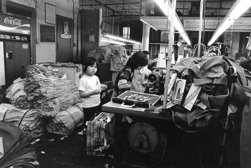 1976年，李扬国在曼哈顿下城伊丽莎白街的一家服装厂拍摄的一位母亲和她的孩子。