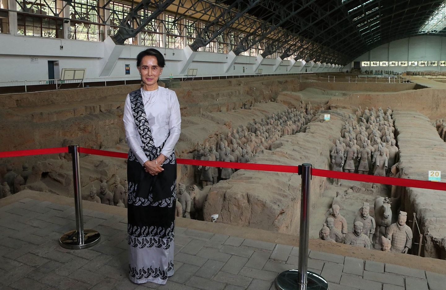 2016年8月20日，昂山素季访华在西安秦始皇兵马俑博物馆参观。 （新华社）