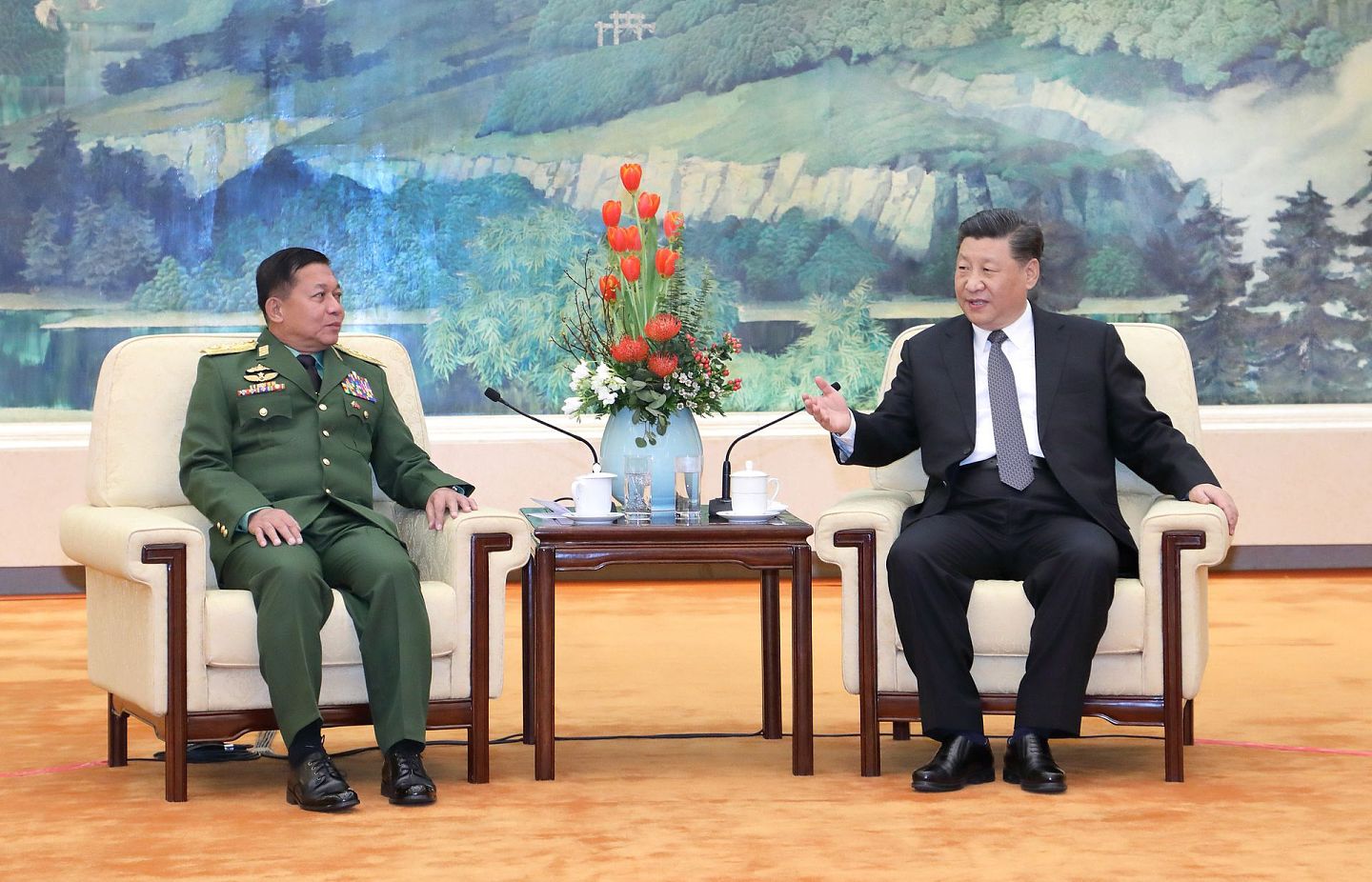 2019年4月10日，中国国家主席习近平（右）在北京会见访华的缅甸国防军总司令敏昂莱。 （新华社）