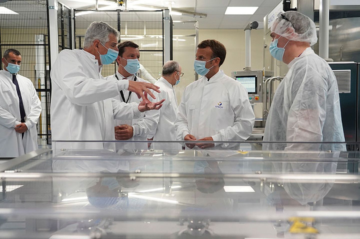 2020年6月16日，法国总统马克龙（中）参观位于里昂附近的法国本土制药巨头赛诺菲的疫苗研发基地。（Getty）