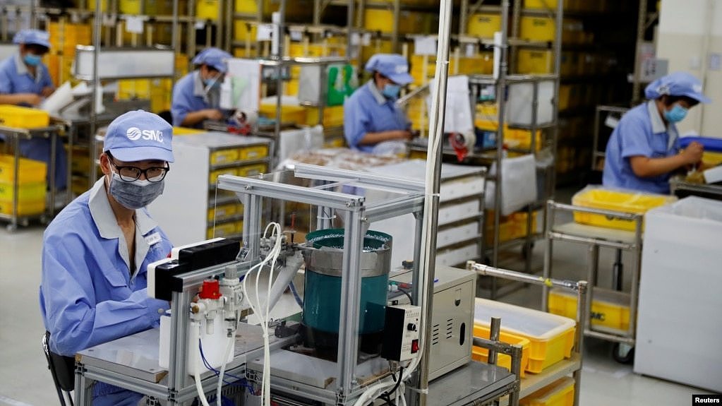 资料照：中国政府组织记者参观北京一个生产电子产品的工厂。（2020年5月13日）