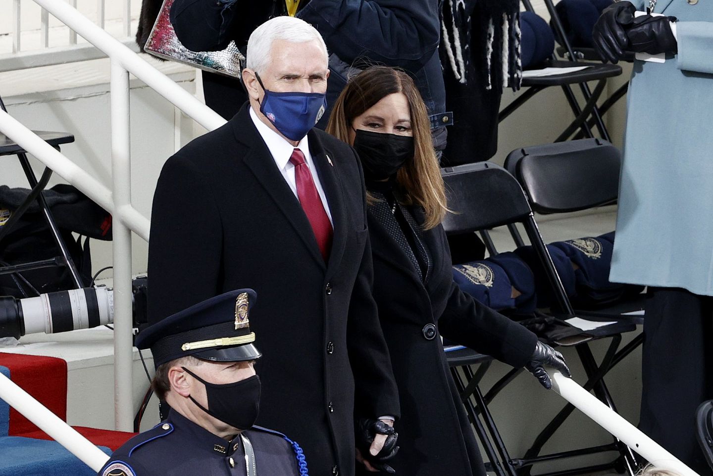 美国前副总统彭斯与妻子卡伦（Karen Pence）1月20日到华盛顿国会大厦出席美国第46任总统就职典礼。（Reuters）