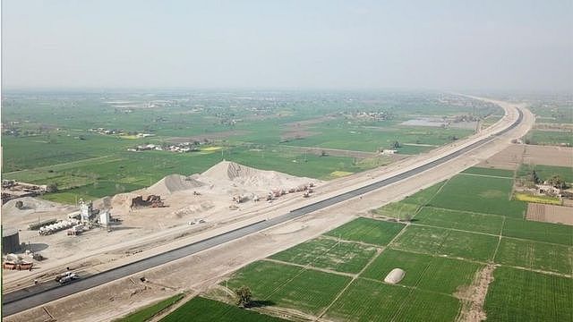 中巴经济走廊项目中断交通基建沿线还有通讯网络建设。图为巴沙瓦到卡拉奇的高速公路
