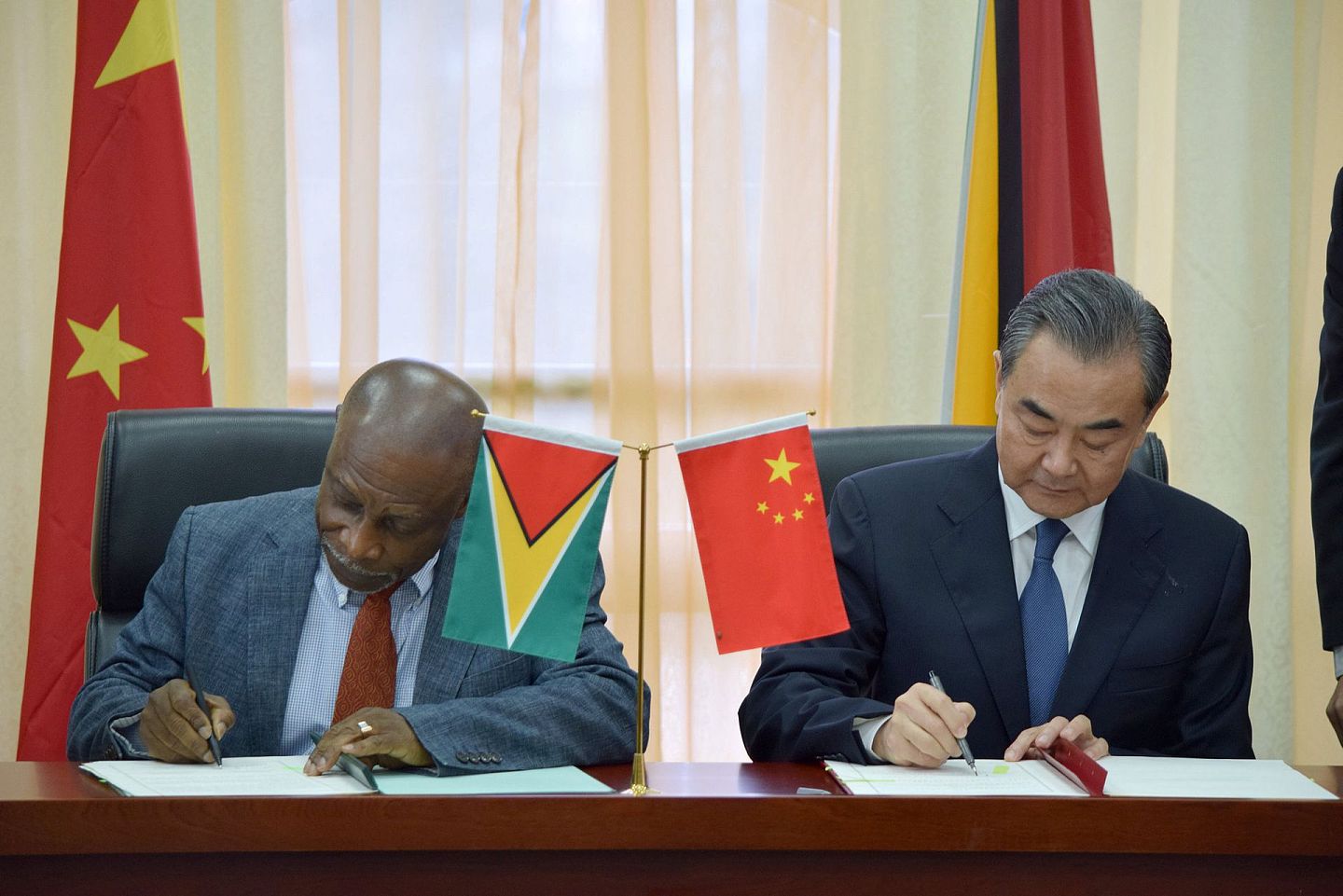 2018年9月，中国外长王毅（右）访问圭亚那。（Reuters）