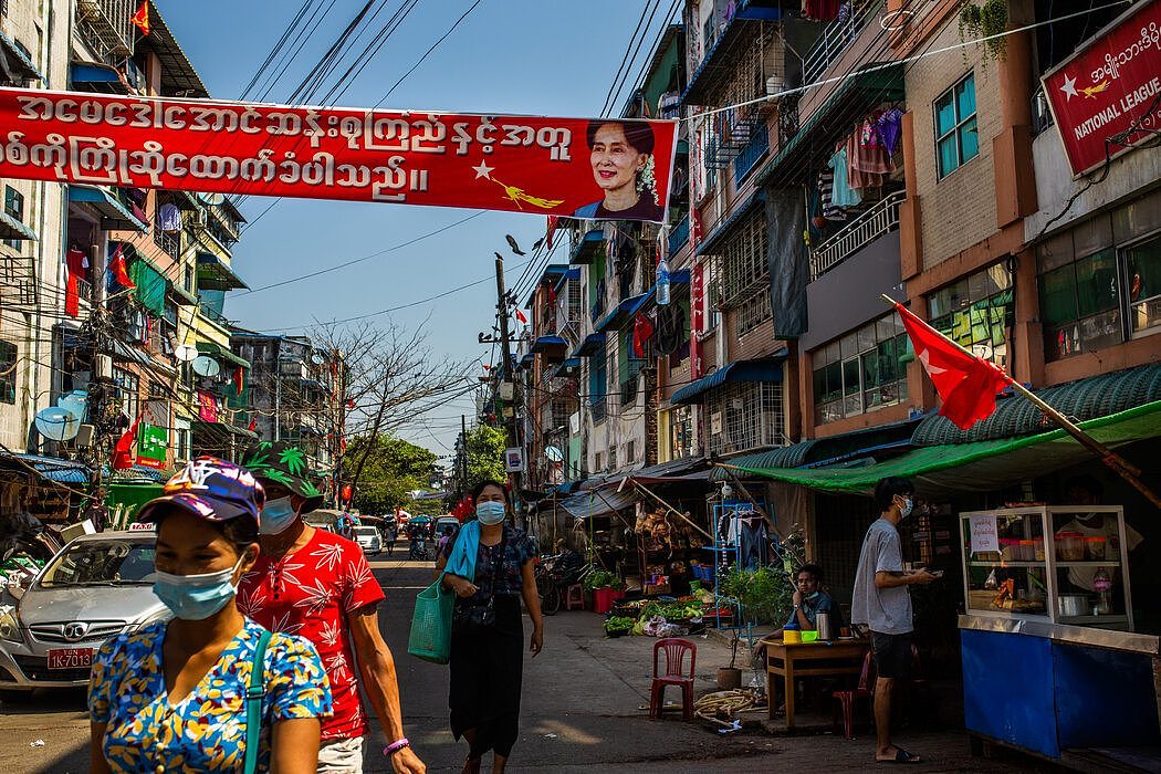 周四，缅甸仰光支持全国民主联盟的旗帜。