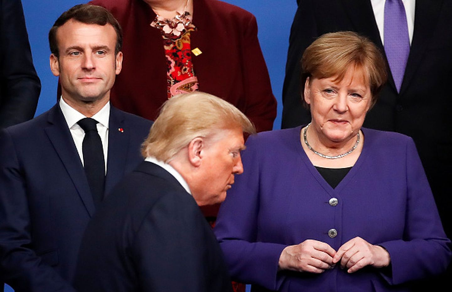 2019年12月4日，在伦敦举行的北约峰会期间，时任美国总统特朗普（中），德国总理默克尔（Angela Merkel，右）与法国总统马克龙准备参加与会领导人合影仪式。（Getty Images）