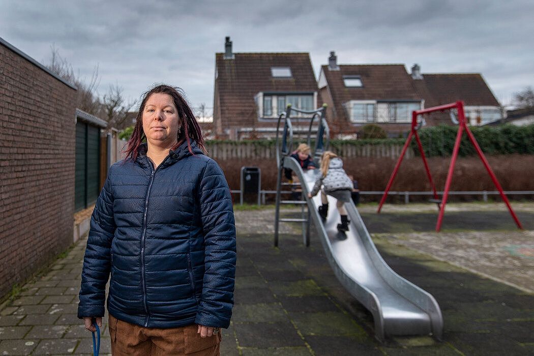 凡妮莎·范埃韦克和她的两个孩子在荷兰的里瑟布鲁克。她说：“我如何跟我的孩子们说他们可能有300个兄弟姐妹？”