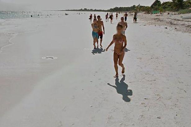 一对情侣海滩戏水，故意脱下泳衣对着街景地图怼拍，这一导航服务已扩展到澳大利亚等国（组图） - 4