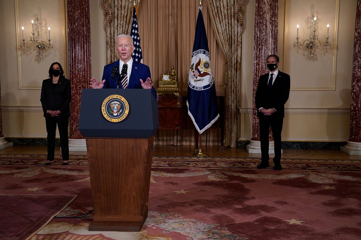 2021年2月4日，拜登（中）在美国国务院发表首个外交政策演讲，副总统哈里斯（Kamala Harris，左）和国务卿布林肯出席。（AP）