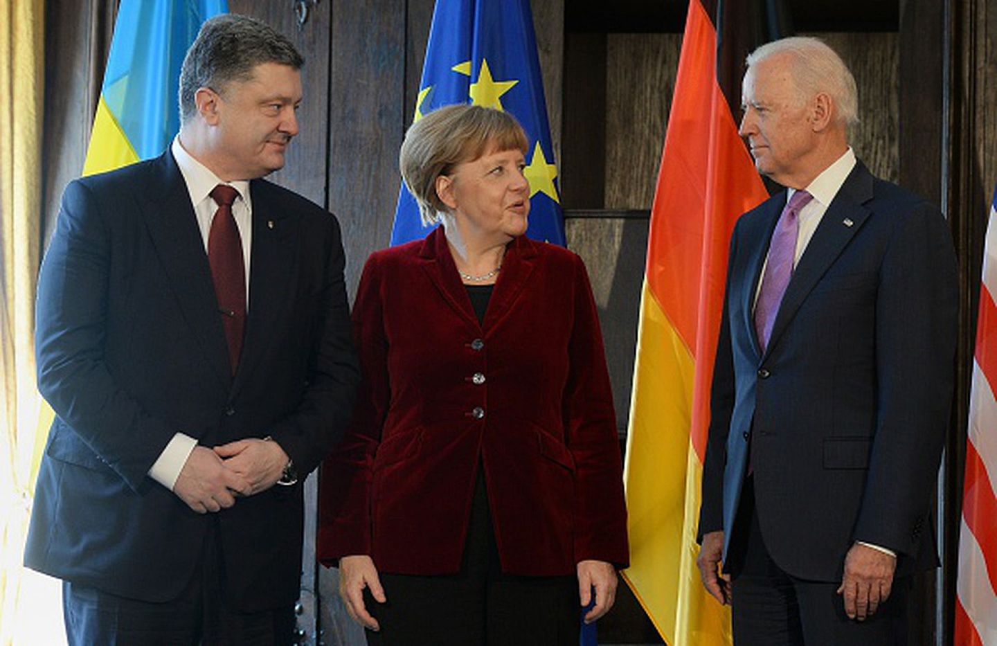 美国与盟友的关系已经不复拜登就任副总统之时。图为2015年2月7日，慕尼黑安全会议期间德国总理默克尔（中），时任美国副总统拜登（右）与时任乌克兰总统波罗申科（Petro Poroshenko，左）举行三边会晤。（Getty Images）