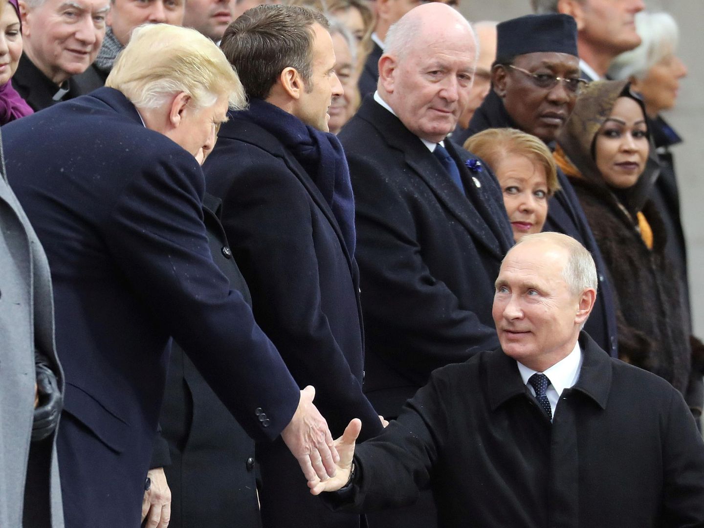 特朗普多次向普京示好，但美俄关系在他的任内并没有缓和。图为2018年11月11日，纪念第一次世界大战结束一百周年庆祝典礼在巴黎举行，普京与特朗普握手。（Reuters）