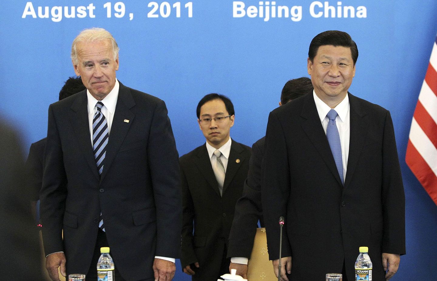 2011年8月19日，时任中国国家副主席习近平（前排右）与访华的时任美国副总统拜登（前排左）在北京饭店共同出席中美企业家座谈会。（新华社）