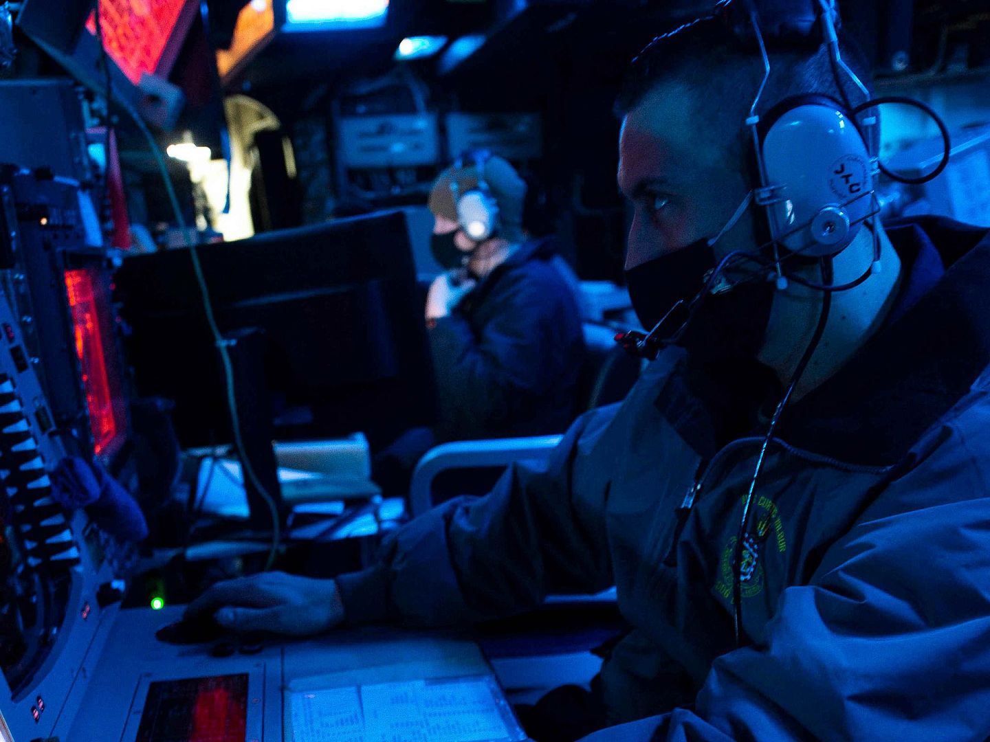 2020年12月31日，“柯蒂斯·威尔伯”号军舰的一名船员正在战斗信息中心指挥。（美国第七舰队官网）
