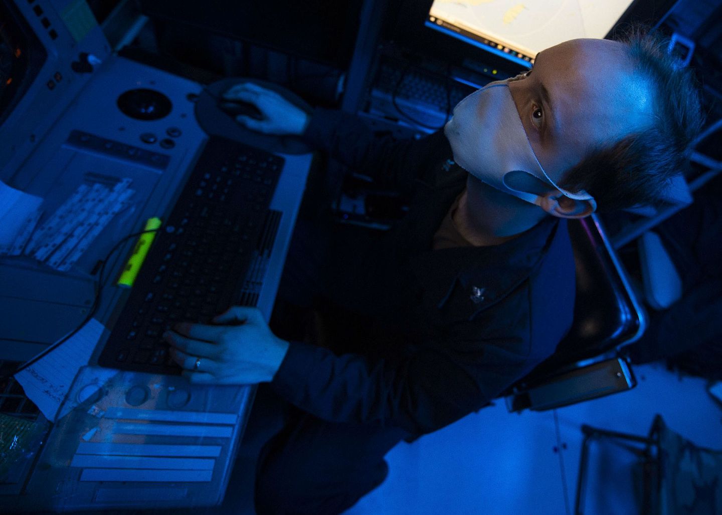 2020年12月31日，“柯蒂斯·威尔伯”号军舰的一名船员正在战斗信息中心值班。（美国第七舰队官网）