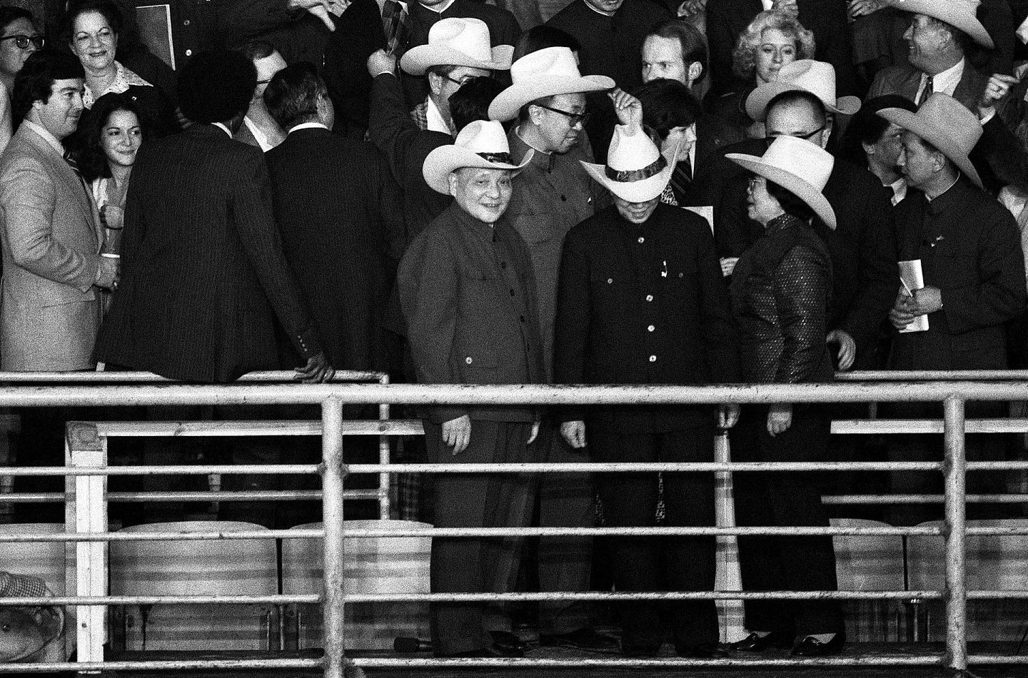 1979年1月29日至2月5日，时任中共领导人邓小平访美，他戴牛仔帽一幕被媒体拍下。同年4月，拜登作为美国参议员首次访华，是中美正式建交后，美国派出的首个访华国会代表团中的一员。 （Getty Images）
