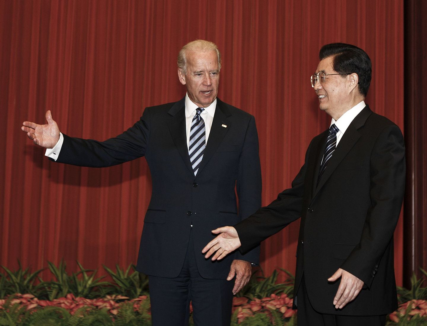 2011年8月19日，拜登在前往北京人民大会堂举行的会议前与时任中国国家主席胡锦涛（右）交谈。（Getty Images）
