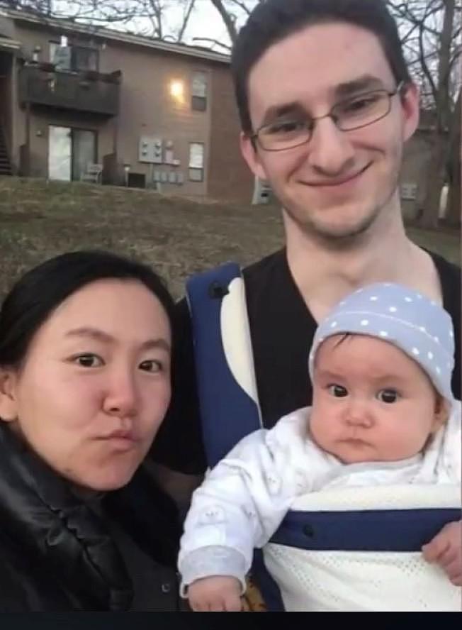 纪梦奇(左)与丈夫艾立吉(右)育有一岁女儿安娜。 (本报资料照)