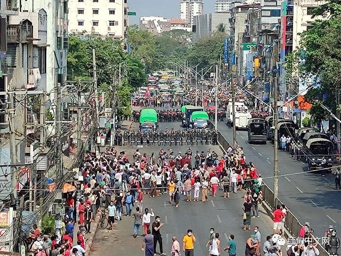 缅甸仰光暴发大规模反军方游行示威，军方出动军警控制局面，仰光网络再次中断（组图） - 1