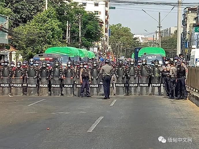 缅甸仰光暴发大规模反军方游行示威，军方出动军警控制局面，仰光网络再次中断（组图） - 6