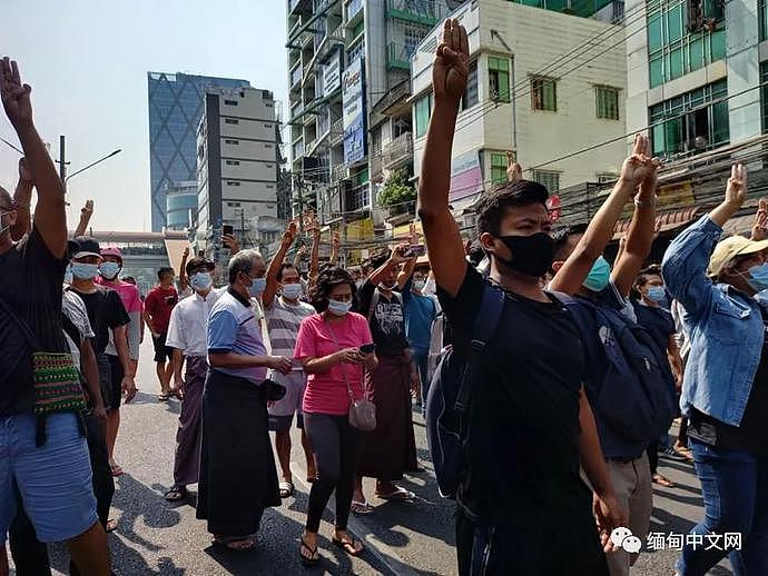 缅甸仰光暴发大规模反军方游行示威，军方出动军警控制局面，仰光网络再次中断（组图） - 4