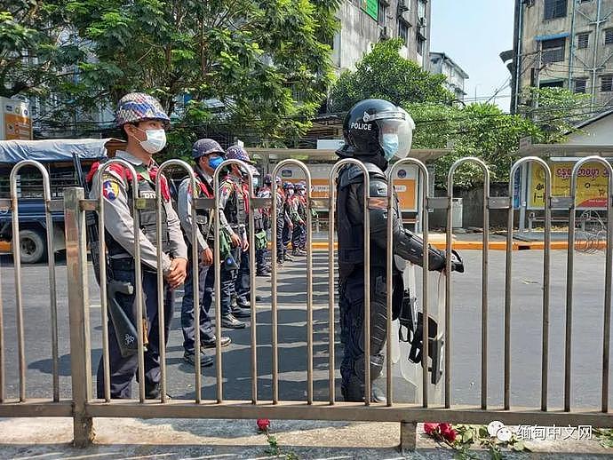 缅甸仰光暴发大规模反军方游行示威，军方出动军警控制局面，仰光网络再次中断（组图） - 5