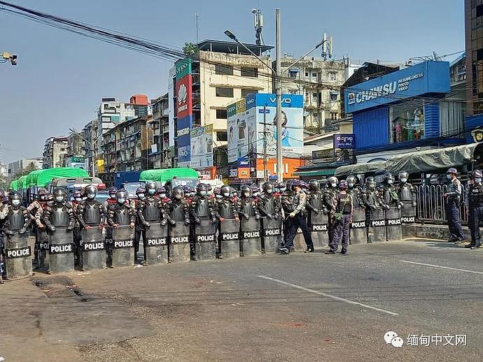 缅甸仰光暴发大规模反军方游行示威，军方出动军警控制局面，仰光网络再次中断（组图） - 7
