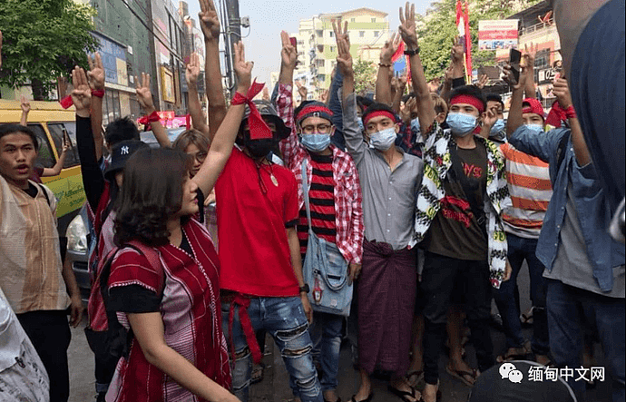 缅甸仰光暴发大规模反军方游行示威，军方出动军警控制局面，仰光网络再次中断（组图） - 9