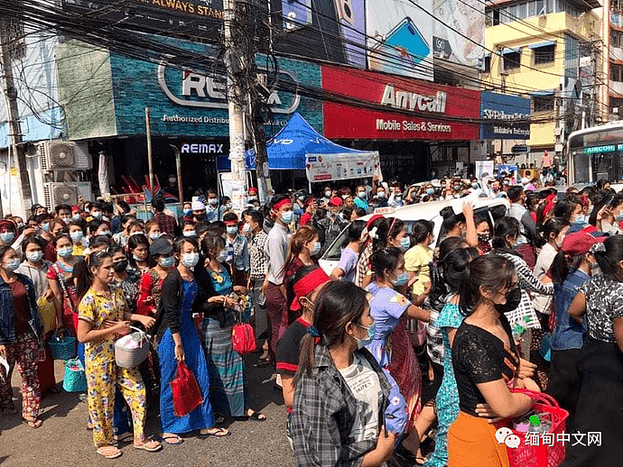 缅甸仰光暴发大规模反军方游行示威，军方出动军警控制局面，仰光网络再次中断（组图） - 13