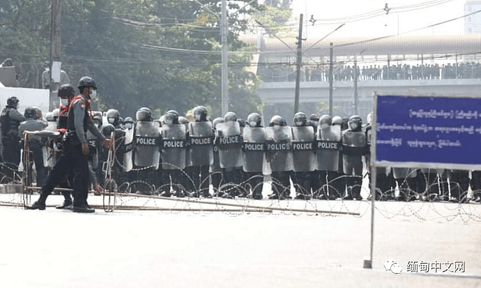 缅甸仰光暴发大规模反军方游行示威，军方出动军警控制局面，仰光网络再次中断（组图） - 17
