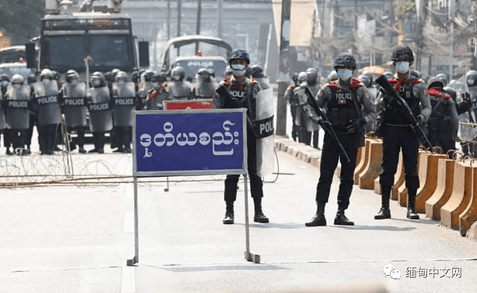缅甸仰光暴发大规模反军方游行示威，军方出动军警控制局面，仰光网络再次中断（组图） - 18