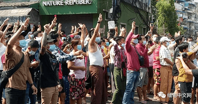 缅甸仰光暴发大规模反军方游行示威，军方出动军警控制局面，仰光网络再次中断（组图） - 19