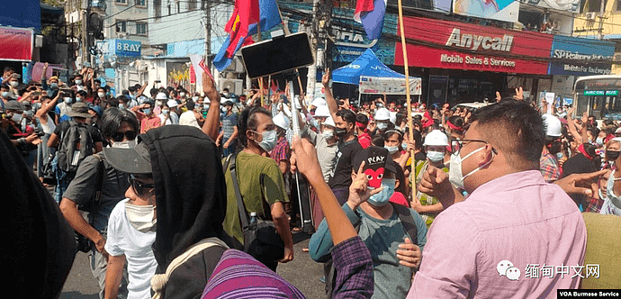 缅甸仰光暴发大规模反军方游行示威，军方出动军警控制局面，仰光网络再次中断（组图） - 22
