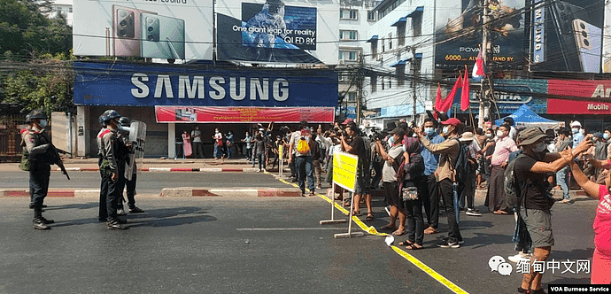 缅甸仰光暴发大规模反军方游行示威，军方出动军警控制局面，仰光网络再次中断（组图） - 23