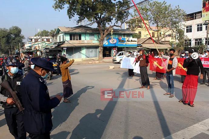 缅甸仰光暴发大规模反军方游行示威，军方出动军警控制局面，仰光网络再次中断（组图） - 25