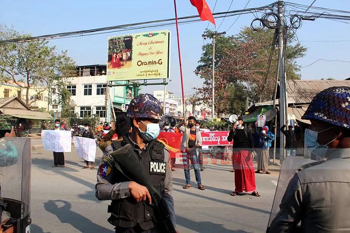 缅甸仰光暴发大规模反军方游行示威，军方出动军警控制局面，仰光网络再次中断（组图） - 26