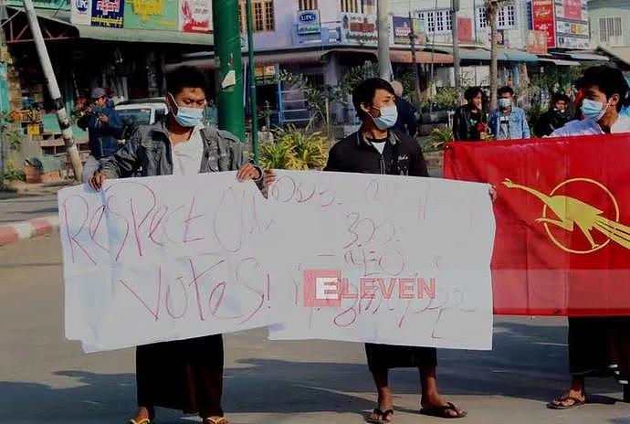 缅甸仰光暴发大规模反军方游行示威，军方出动军警控制局面，仰光网络再次中断（组图） - 28